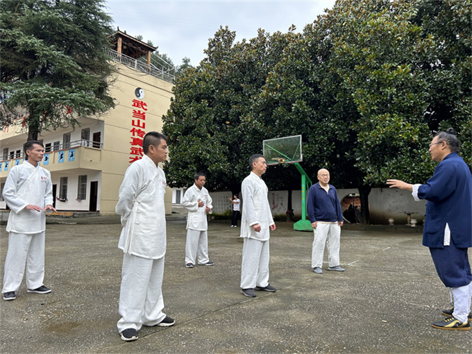 走进武当山龙门派 武当山传真武术院，跟随道家宗师学习养生秘籍，开启身心灵的全面成长之旅。